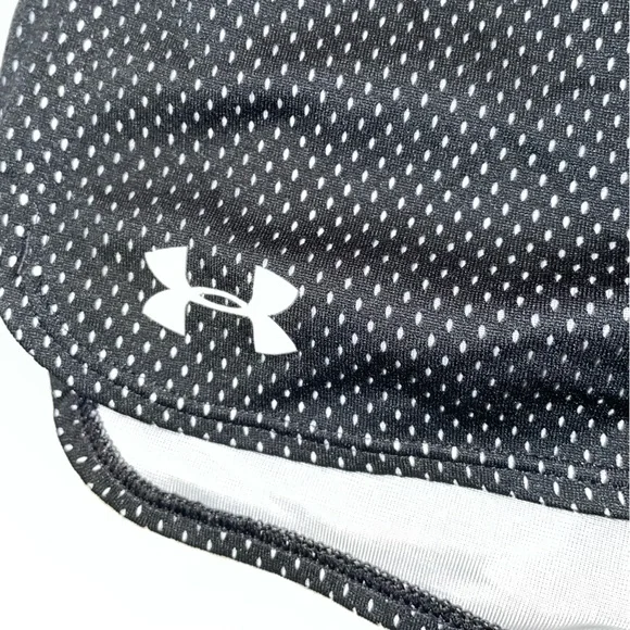 Under Armour black/white‎ athletic shorts - Picture 2 of 4
